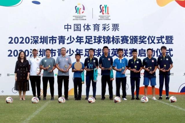 林加德社媒晒怀抱女儿照片：节日快乐